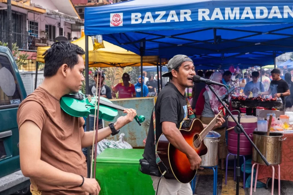 Kuala Lumpur Calls on Buskers to Play Traditional Music for Tourists