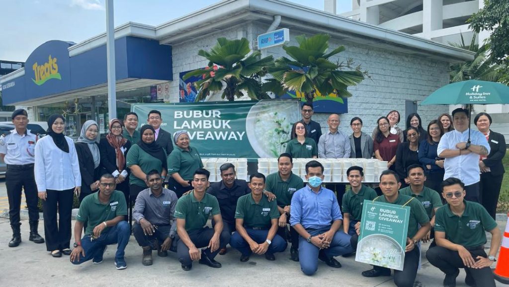 “Holiday Inn & Suites Penang Prai Spreads Ramadan Joy with Bubur Lambuk Giveaway”